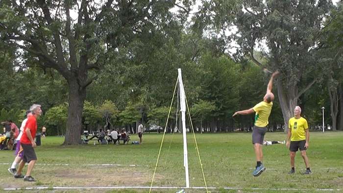 Dominique Soulard slappe le volant de Peteca au Tournoi de Peteca de Montréal 2019