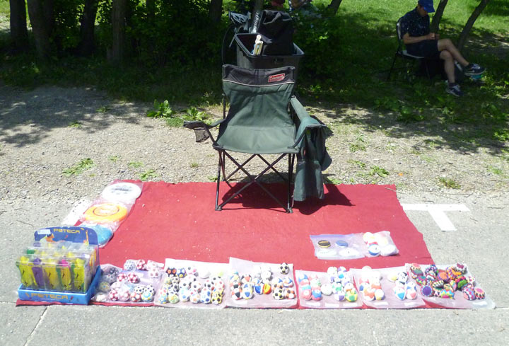 kiosque de vente de Akis, disques volants et Peteca au tam-tams du Mont-Royal