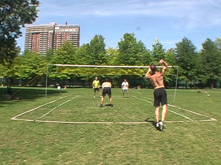 Dominic O'Brien sert au Tournoi de Peteca de Montréal 2011