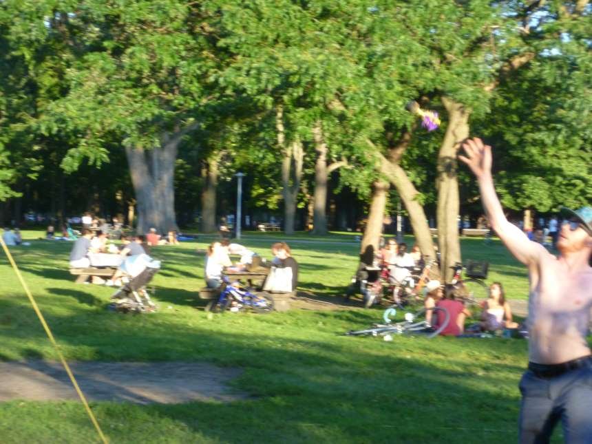 Un joueur de Peteca frappe le volant avec conviction