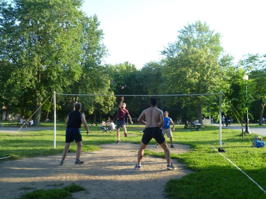 Joueur de passage smashe le Peteca au parc Lafontaine le 27 juillet 2022