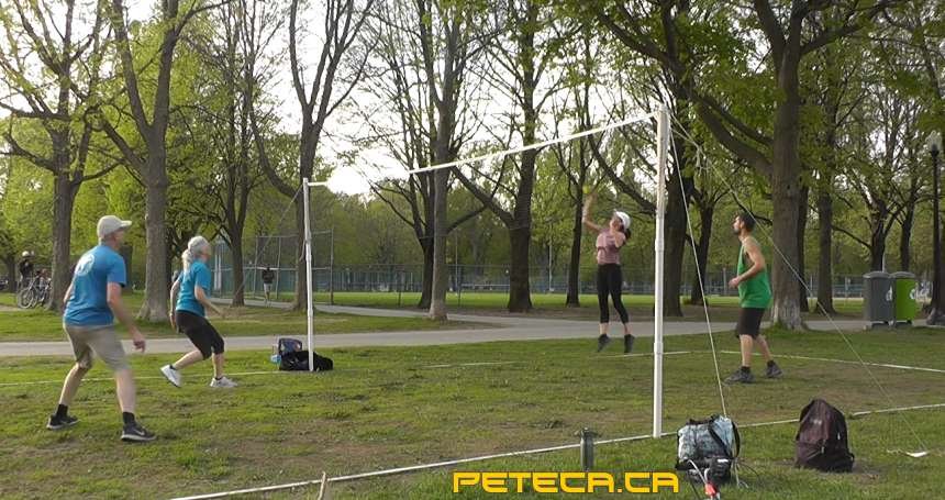 Une joueuse de Peteca de Montréal effectue un smash en sautant