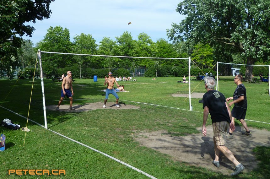 Joueur s'apprêtant à exécuter une touche de Peteca