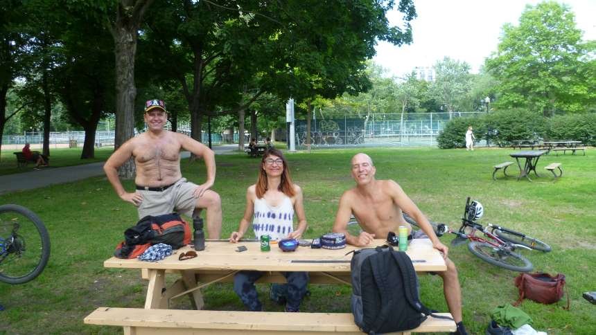 3 tapocheurs de Peteca en attente de jouer