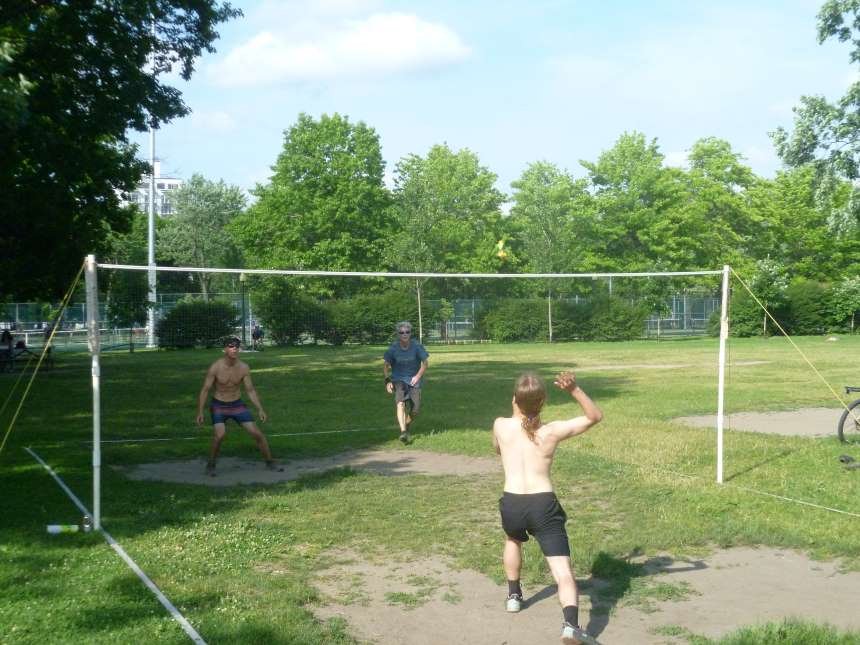 Un joueur de Peteca contrôle le volant sur un terrain de la ligue de Montréal