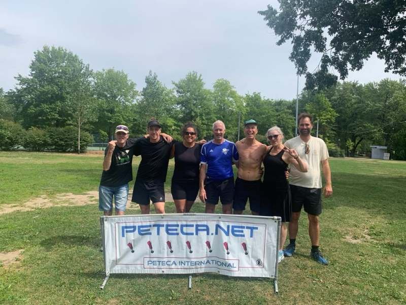 Les 7 joueurs (euses) du Tournoi de Peteca de Montréal 2025 posent avec la bannière du site Peteca.net