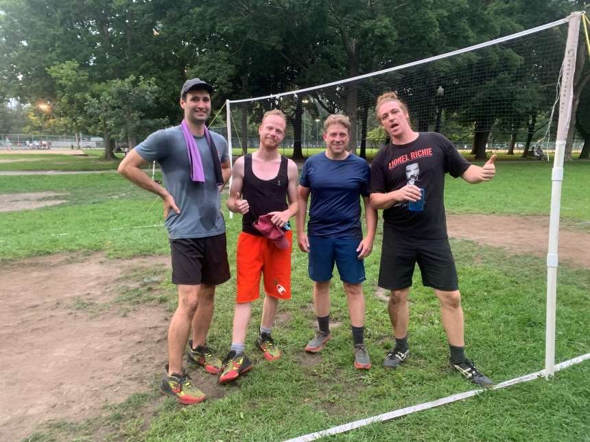 4 excellents joueurs de Peteca Montréal posent devant un filet lors du Tournoi de Peteca de Montréal 2023