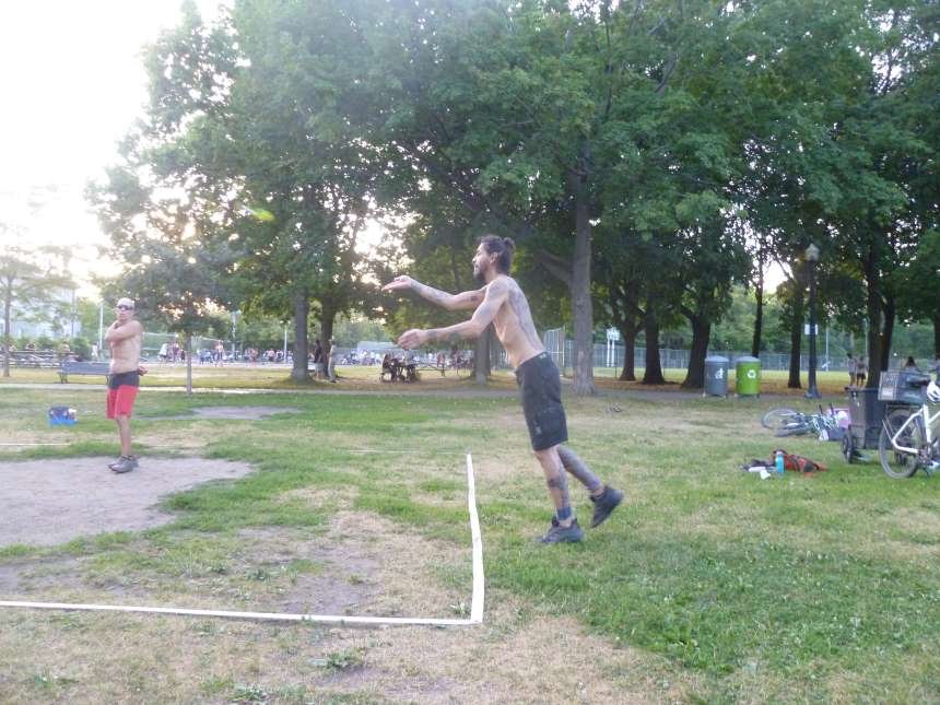 Joueur exécutant un service sur le terrain de Peteca Pro Kicker