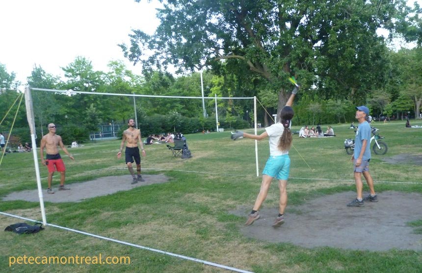 Aditya frappe le volant de Peteca avec une touche style volleyball