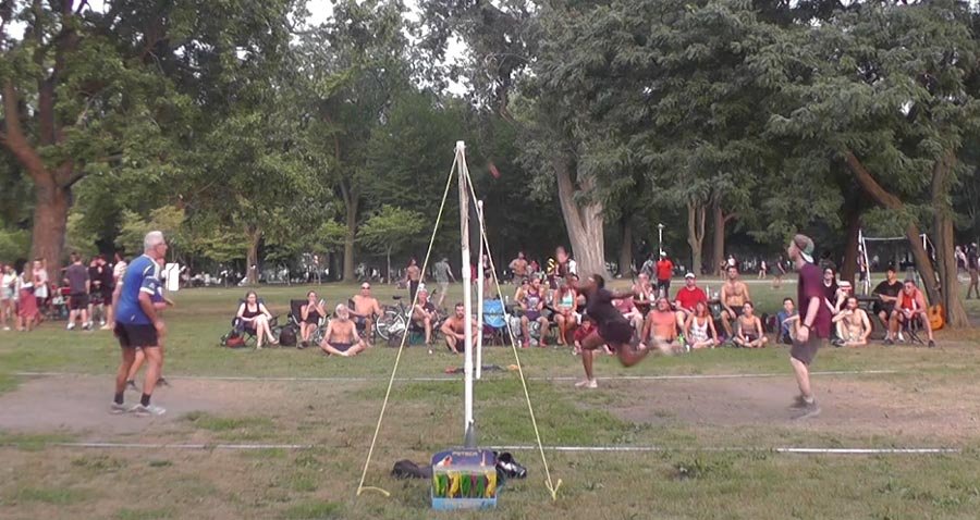 Joueuse de Peteca effectuant un sauvetage pendant la finale du double mixte au Tournoi de Peteca de Montréal 2021