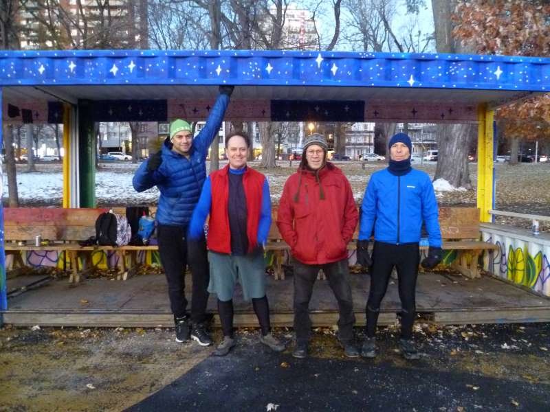 Daniel, Marc-André, Yves, Dominique - braves du 22 novembre 2025 - Peteca au conteneur du parc Lafontaine