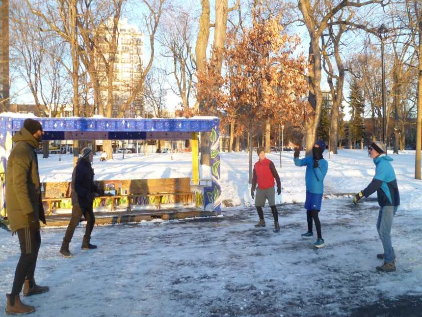 Dominic Soulard frappe le volant de Peteca accompagné de 4 autres fanatiques du jeu le 14 décembre 2025 - À l'extérieur par -7C