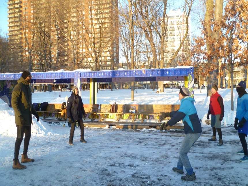 Guy Lafrance frappe le voant de Peteca devant le conteneur du Parc Lafontaine
