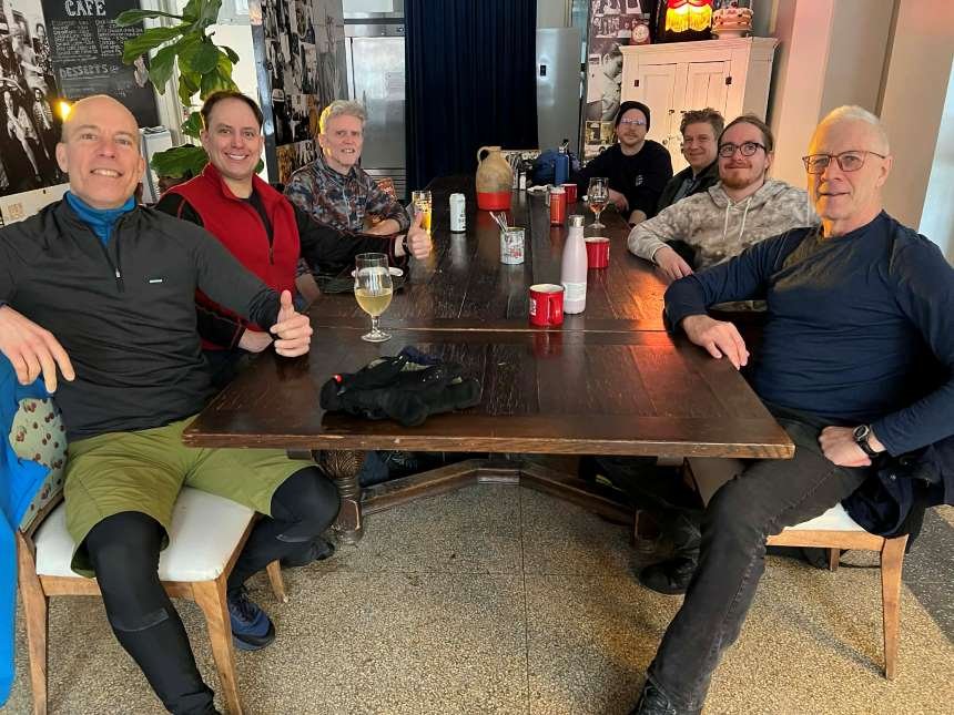 Groupe de joueurs de Peteca prenant un breuvage chaud au Robin des Bois